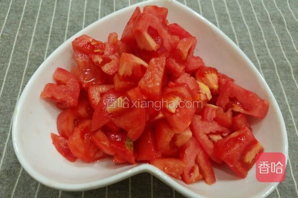  番茄用开水烫一下，把皮撕下来，然后切成小丁。 