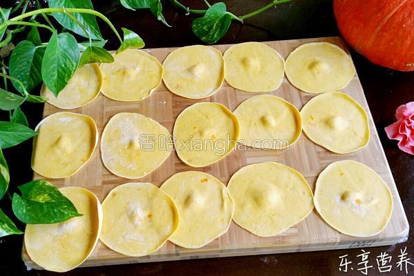 自制南瓜饺子皮的做法_菜谱_香哈网