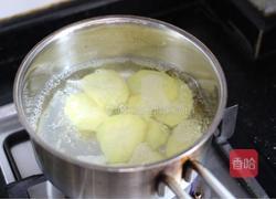 洋葱炒土豆片怎么做教程 MjUwX2MyOjEvM15yYjI6MS84XzE4MA