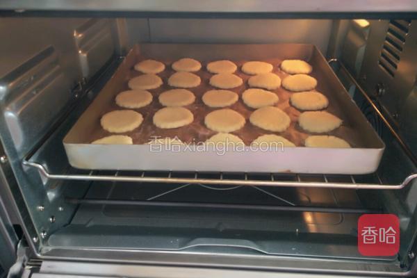 烤箱预热170度,中层烤15分钟。(温度时间根据