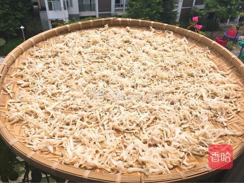 晒到第二天,萝卜丝基本干得差不多,颜色变黄,闻到一股萝卜的香味.