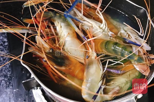  放入大头虾煮至变色。捞出晾凉备用。 