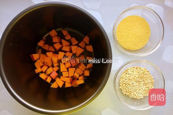  南瓜切1～2公分见方的小块，燕麦和小米淘洗干净； 