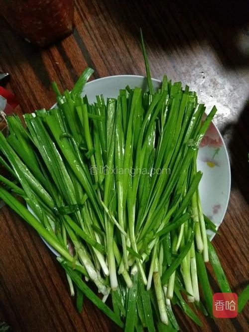 韭菜切成两段