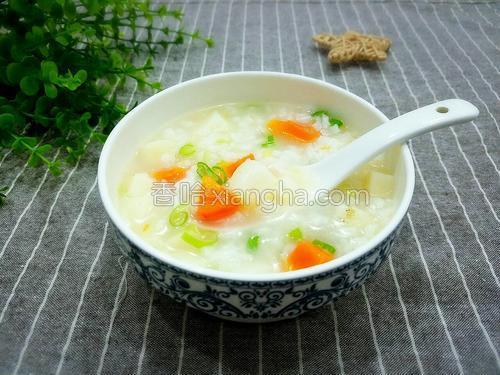 煮好的胡萝卜土豆大米粥。