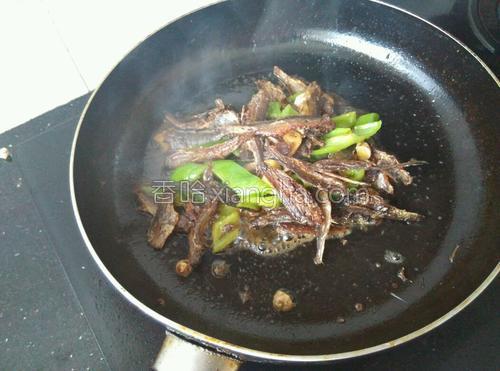 小黄鱼干煎青椒的做法大全【图】_小黄鱼干煎