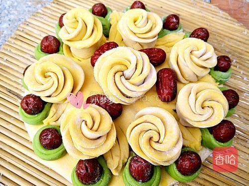 依次做好排到花糕上面