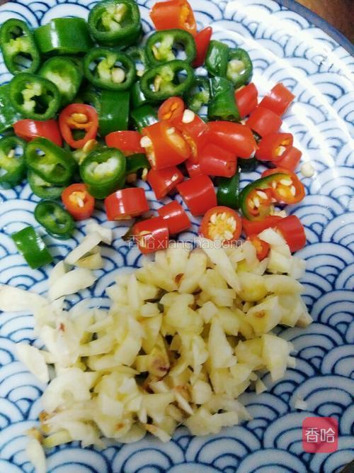 小米辣切段 蒜切末