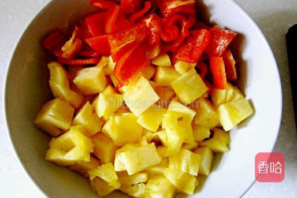  菠萝和彩椒洗净，菠萝切块，彩椒切片，备用。 