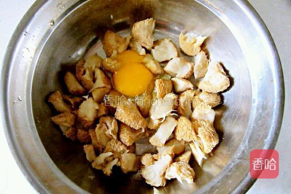  泡发好的猴头菇洗净切块，加入鸡蛋拌匀。 