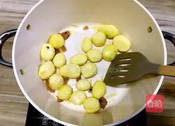 酸梅烧小土豆的做法图解7