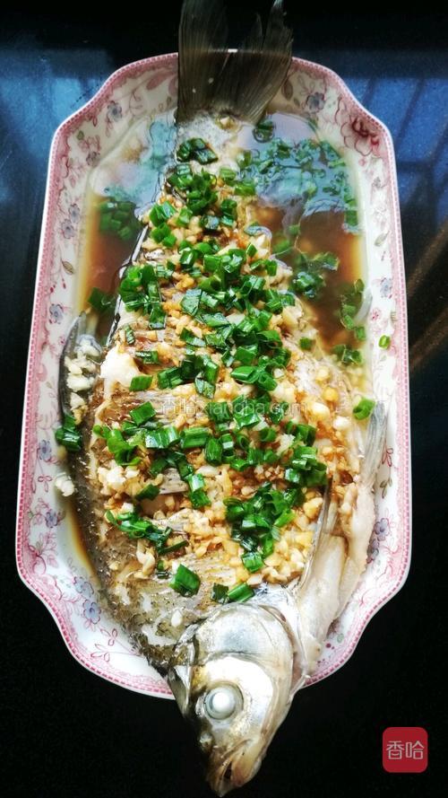 上面撒上大蒜泥,葱花,酱油.最好淋上热油就可.