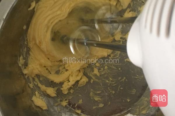  黄油软化后用打蛋器搅拌下，打至顺滑。 