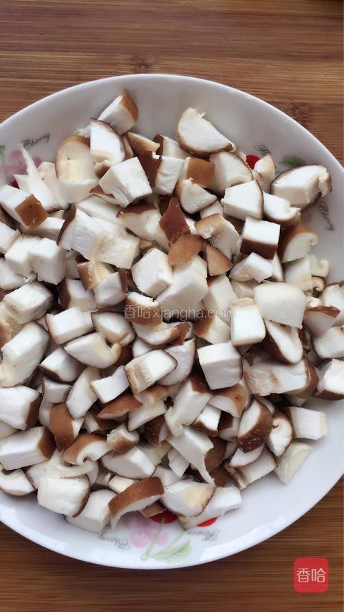 香菇切丁,锅里水烧开把香菇下锅烫一下,再用凉水冲洗去除多余水份备用
