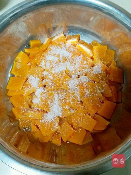 等蒸好的南瓜泥加入白糖一起搅拌均匀.