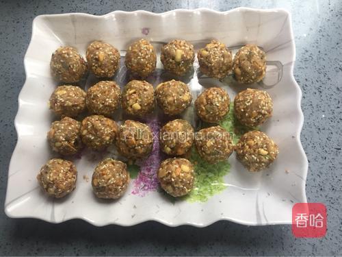拌好的百果馅,搓成等量的小圆球约30-32克,这个是月饼馅!
