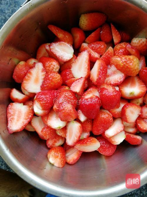 把草莓切半并再次清洗