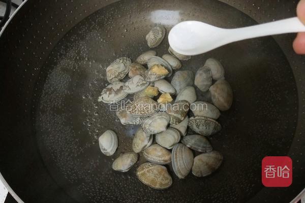  锅中烧开水放入花蛤加入盐和料酒。 