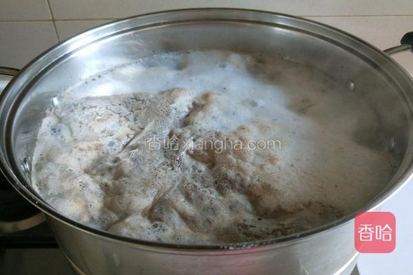  开锅马上捞出来放入冷水洗去血沫。 