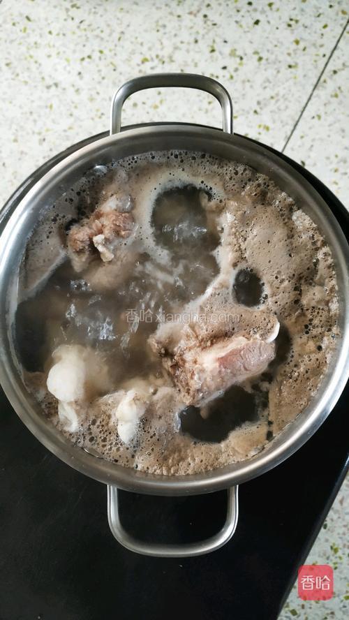 筒子骨冷水下锅,加入适量的料酒烧开后焯水五分钟,再用流动的温水清洗