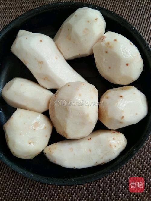 芋头去皮洗净.