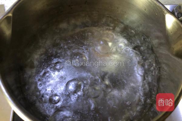  锅中加入适量的清水烧开。 